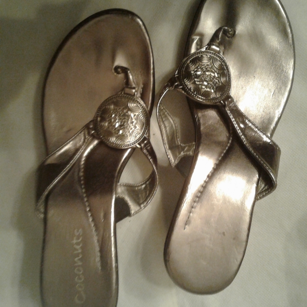 Coconut Women Slip on Sandals 9.5 M Bronze.